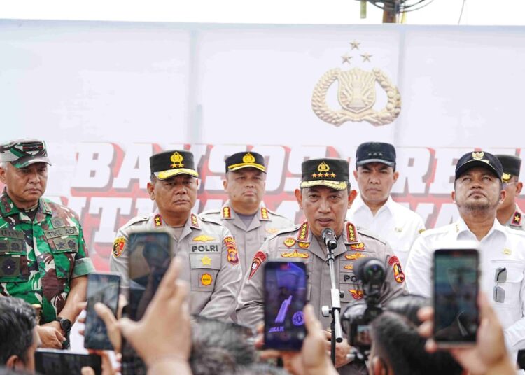 Hadiri Ground Breaking Asrama Polresta Samarinda, Kapolri Bagikan Sumur Bor-Sembako ke Warga