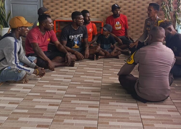 Polsek Mimika Barat Polda Papua Tengah Salurkan Tali Asih Kepada Masyarakat