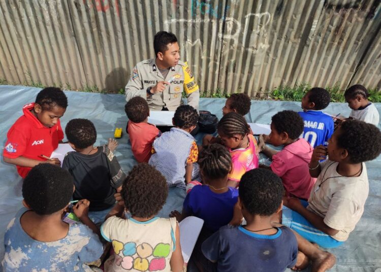 Sentuh Hati Anak-Anak, Ops Rasaka Cartenz 2025 Subsatgas Si-Ipar Polres Jayawijaya Gelar Kelas Edukasi Di Kampung Pikhe