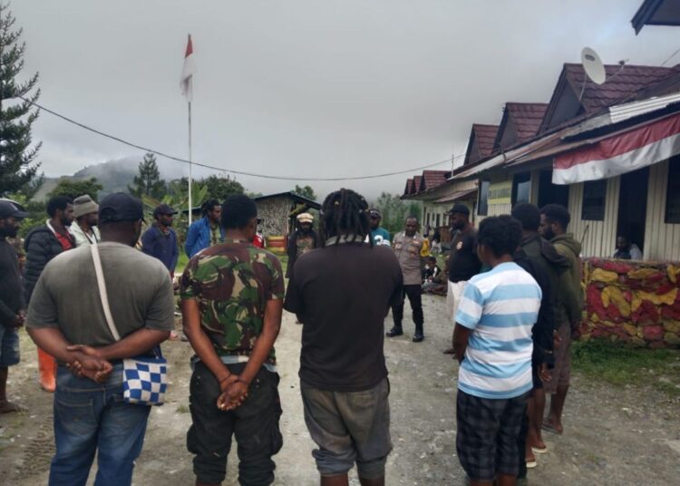 Polsek Karubaga Polda Papua Mediasi Pembayaran Denda Adat Kasus Kekerasan Dalam Rumah Tangga