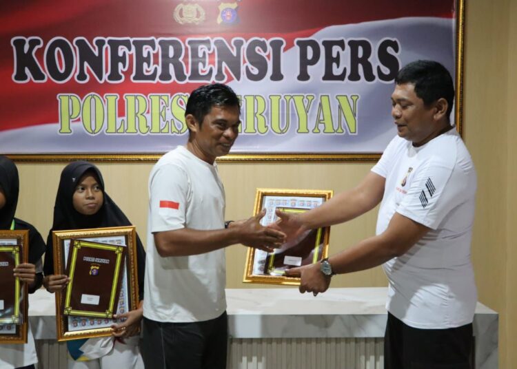 Dukung Pelajar di Dunia Olahraga, Polres Seruyan Beri Penghargaan 2 Atlet Muda Berprestasi