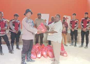 Polres Pegunungan Arfak Salurkan Bantuan Sembako kepada Warga Terdampak Longsor di Kampung Jim