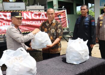 Kapolda Bengkulu Pantau Dan Bagikan Makanan Bagi Korban Terdampak Gempa 6,3 SR