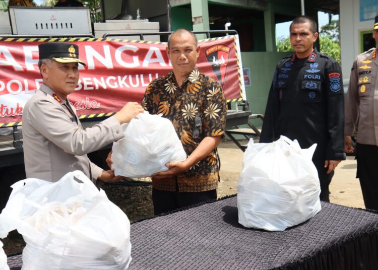 Kapolda Bengkulu Pantau Dan Bagikan Makanan Bagi Korban Terdampak Gempa 6,3 SR