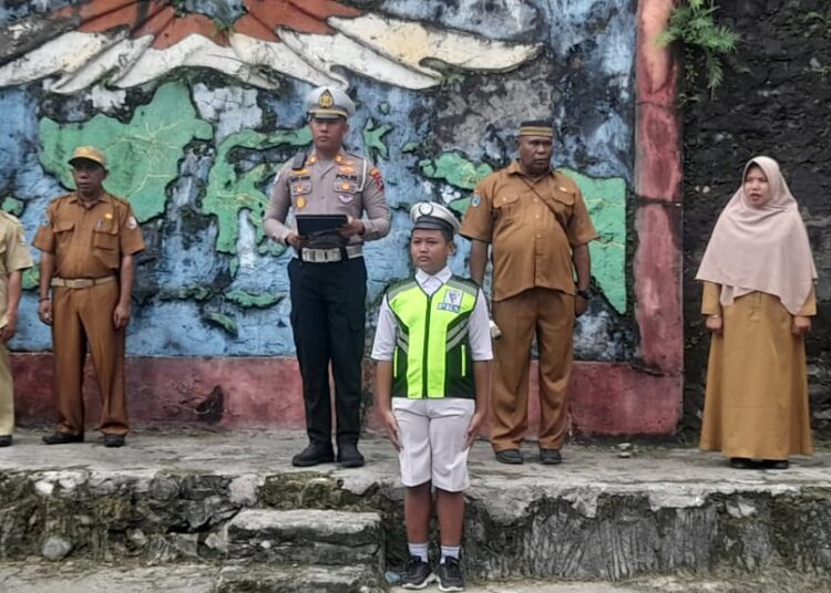 Satlantas Polres Fakfak Berikan Penghargaan Kepada Anggota Pks di Smp Negeri 1 Fakfak