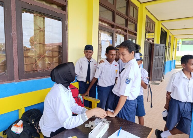 Peduli Kesehatan Masyarakat, Dokkes Polres Boven Digoel Polda Papua Berikan Pelayanan Kesehatan di Sekolah