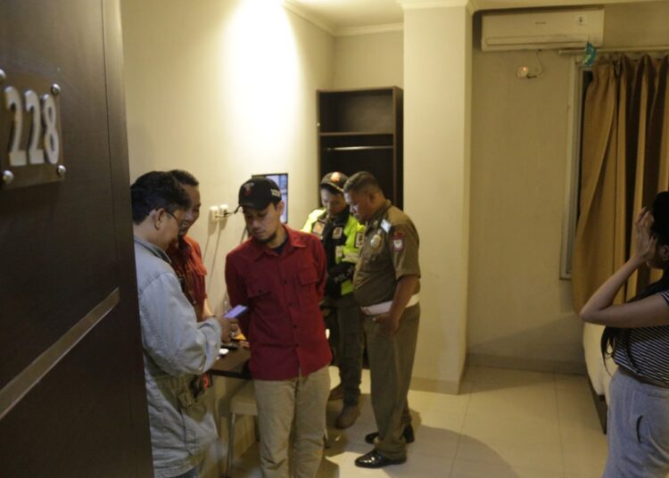 Satpol PP Kota Bandung Gelar Operasi: 17 Orang Asusila Diamankan dan 213 Botol Minol Disita