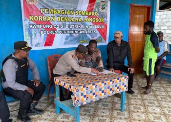 Polres Pegunungan Arfak Menyalurkan Bantuan Sosial Berupa Sembako Kepada Keluarga Korban Bencana Alam Tanah Longsor