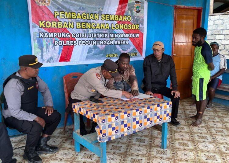 Polres Pegunungan Arfak Menyalurkan Bantuan Sosial Berupa Sembako Kepada Keluarga Korban Bencana Alam Tanah Longsor