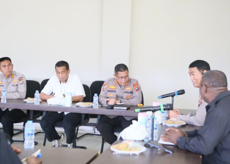 Polda Papua Barat & KPU Gelar Audiensi, Penyerahan Piagam Penghargaan dan Plakat