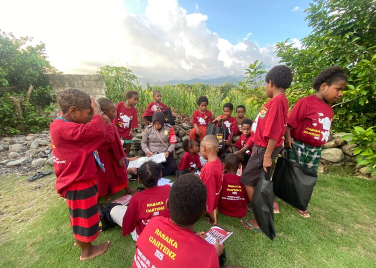 Subsatgas si-ipar polres jayapura gelar kegiatan pembelajaran bagi anak-anak dan mama-mama di kompleks bahtera hebron, sentani