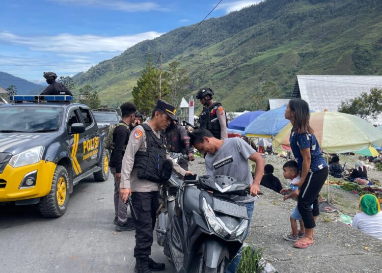 Antisipasi Gangguan Kamtibmas, Aparat Gabungan TNI-Polri di Kabupaten Puncak Jaya Intensifkan Patroli Dialogis dan Razia Alat Perang