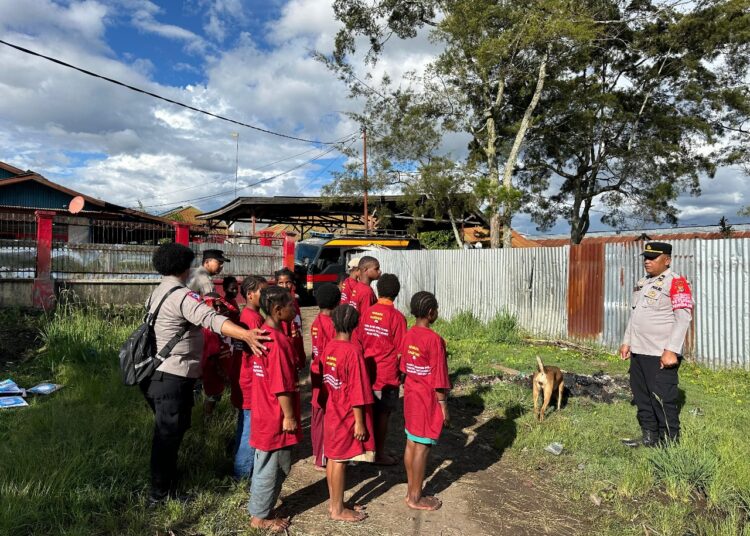 Polres Jayawijaya Laksanakan Pembinaan Karakter Melalui Operasi Rasaka Cartenz 2025 di Rumah Pengungi Yali – Yahukimo