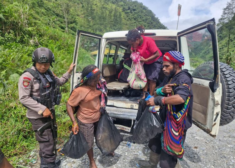 Personel Polsek Tembagapura Berikan Bantuan Pengantaran Bahan Makanan Untuk Keluarga Duka Di kampung Longsoran, Distrik Tembagapura