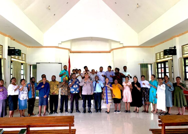 Jalin Silaturahmi, Kapolres Mamberamo Raya Sambang ke Gereja Masehi Advent