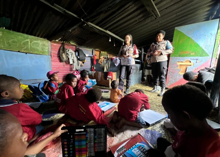Operasi Rasaka Cartenz 2025: Subsatgas SI-IPAR Polres Jayawijaya Laksanakan Kegiatan Edukasi di Rumah Pengungsi Yali-Yahukimo