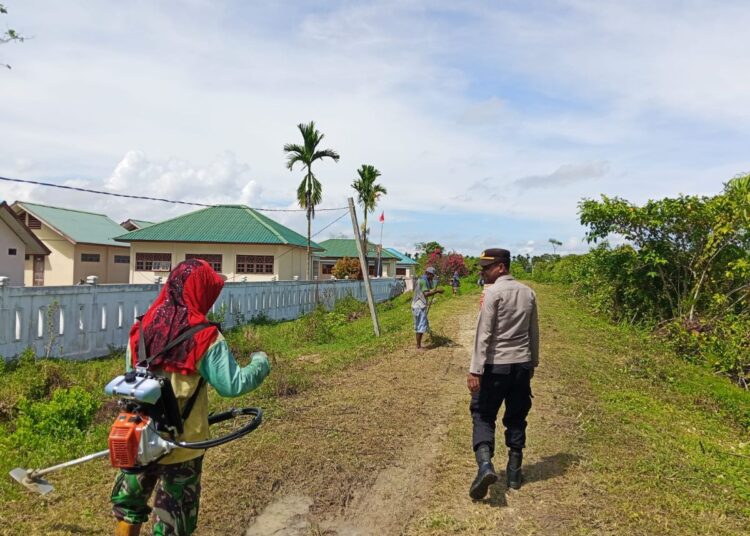 Peduli Kebersihan Lingkungan, Polsek Muara Tami Polda Papua Lakukan Kerja Bakti Pembersihan Halaman Sekolah