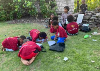 Subsatgas si-ipar polres jayapura ajak anak-anak dan mama-mama belajar di kompleks bahtera hebron, doyo baru