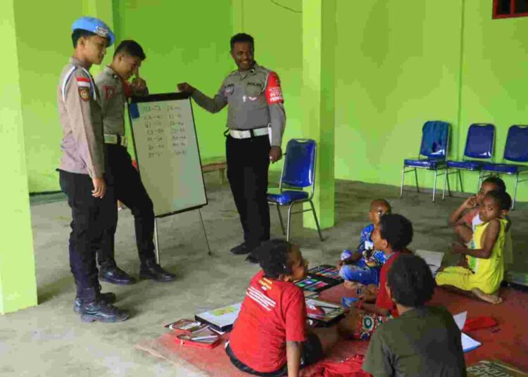 Satgas Si-Ipar ORC Berikan Materi Dasar kepada Anak-Anak di Papua