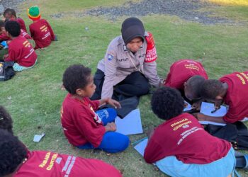 Satgas Si-Ipar Polres Jayapura Berikan Pembelajaran untuk Anak-anak di Komplek Bahtera Hebron Doyo Baru