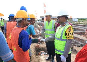 Kapolda Papua Melaksanakan Peletakan Batu Pertama Pembangunan Barak Siaga Brimob Yon D di Merauke
