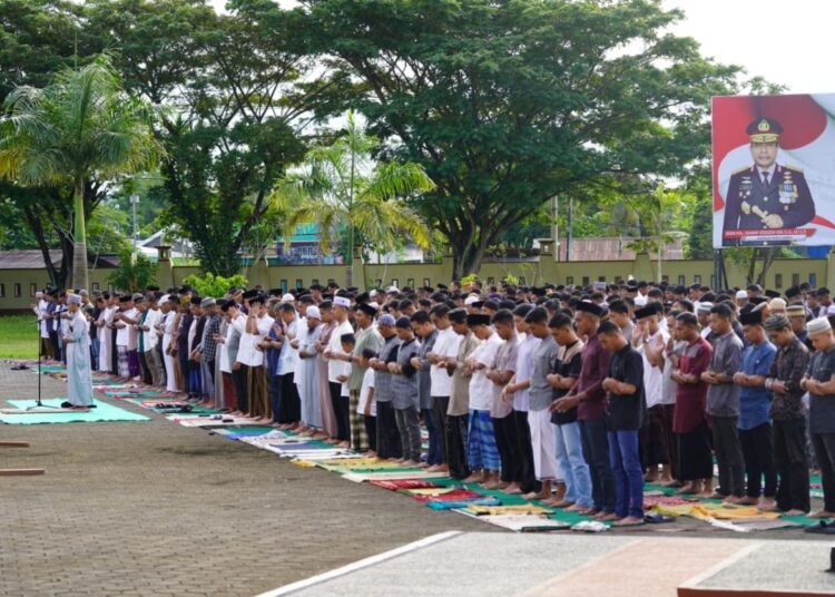 Polda Papua Barat Gelar Sholat Idul Adha di Mapolda Serta Bagikan Kurban Kepada Masyarakat & Personil