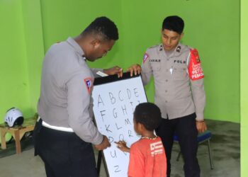 Polri Ajarkan Anak-anak Di Yalimo Membaca Melalui Program Rasaka
