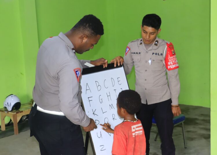 Polri Ajarkan Anak-anak Di Yalimo Membaca Melalui Program Rasaka