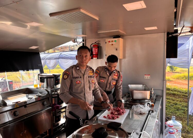Polda Metro Jaya Buka Dapur Lapangan Bantu Pengungsi Kebakaran di Penjaringan