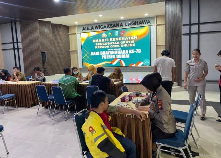 Sambut HUT Bhayangkara, Polres Dumai Beri Pengobatan Gratis hingga Sembako untuk Pengemudi Ojol