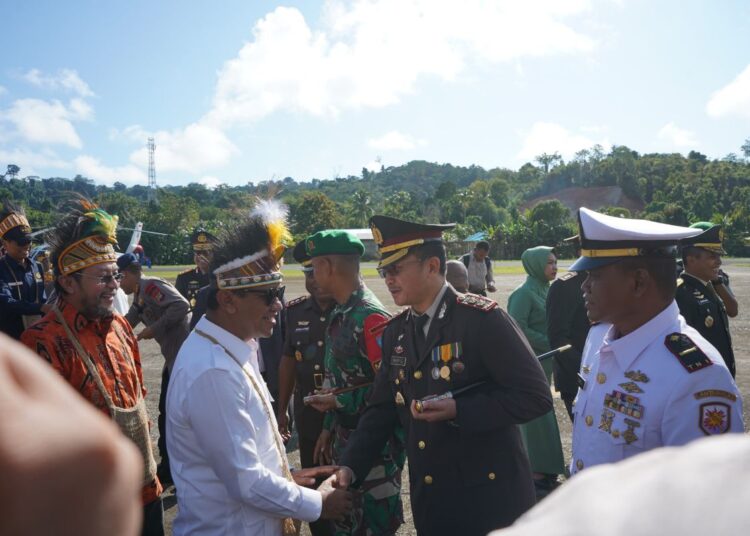 Kapolda Papua Barat Hadiri Penjemputan Menteri ESDM di Bandara Stenkol, Teluk Bintuni