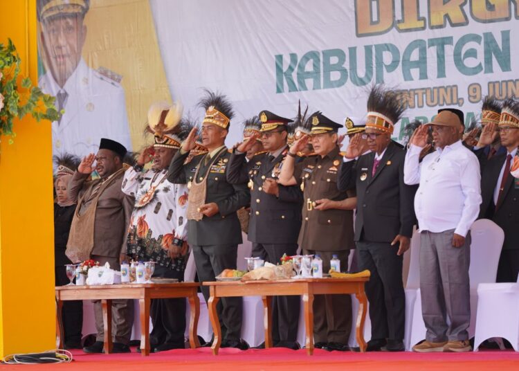 Kapolda Papua Barat Hadiri Upacara HUT ke-22 Kabupaten Teluk Bintuni