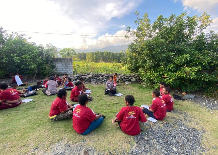 Satgas Si-Ipar Polres Jayapura Berikan Pembelajaran bagi Anak-anak di Kompleks Bahtera Hebron Kampung Doyo Baru