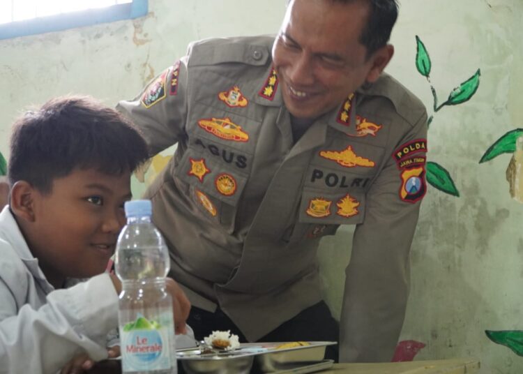 Polda Jatim Dukung Asta Cita Salurkan Ribuan Porsi Makanan Bergizi Gratis Untuk Pelajar