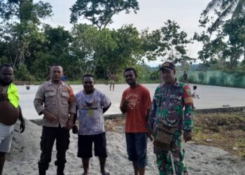 Bhabinkamtibmas Distrik Mantim Polda Papua Barat Bersama Masyarakat Olah Lahan Pertanian Dukung Program Ketahanan Pangan