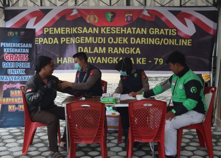 Polri Untuk Masyarakat, Biddokkes Polda Kalteng Gelar Bakti Kesehatan Beri Layanan Rikkes Gratis bagi Ojol
