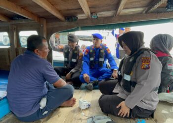 Dalam Rangka Hari Bhayangkara, Polres Dumai Layani Kesehatan Masyarakat di Atas Kapal