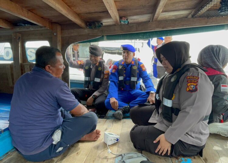 Dalam Rangka Hari Bhayangkara, Polres Dumai Layani Kesehatan Masyarakat di Atas Kapal