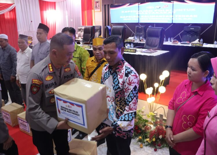 Peduli Warga, Kapolda Kalteng Berikan Bantuan Sosial Kepada Warga Saat Kunker ke Polres Barito Utara