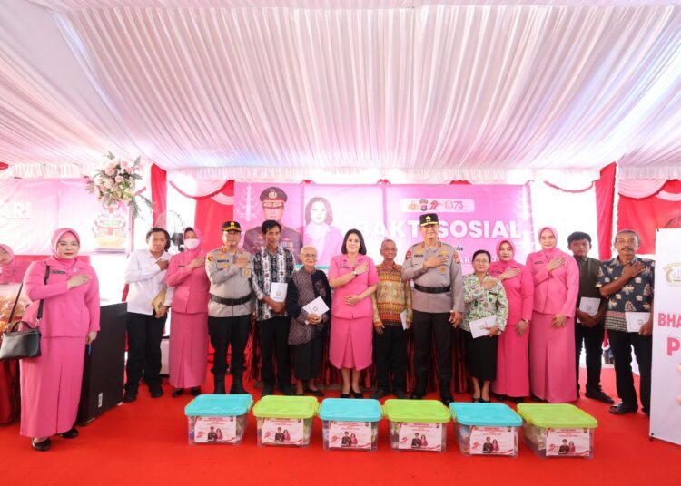 Saat Kunker di Polres Bartim, Kapolda Bersama Ketua Bhayangkari Daerah Kalteng Beri Tali Asih ke Personel yang Sakit, Warakawuri dan Masyarakat