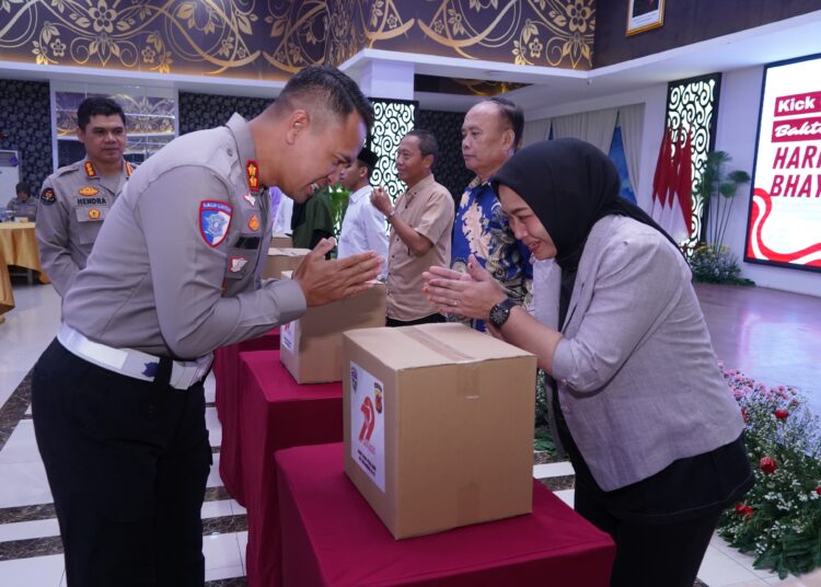 Polda Jabar Salurkan Bantuan Sosial kepada Warakawuri dalam Rangka Hari Bhayangkara ke 79