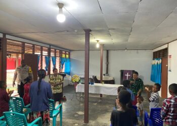 Sambangi Anak-anak Sekolah Minggu, Bhabinkamtibmas Polres Biak Polda Papua Bagikan Makanan Bergizi