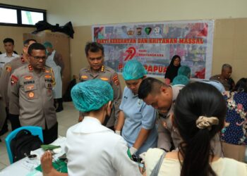 Wujud Kepedulian, Kapolda Papua Laksanakan Bakti Sosial di Kampung Enggros dalam Rangka Hari Bhayangkara ke-79