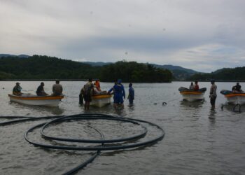 Polri Untuk Masyarakat, Direktorat Polairud Polda Papua, Pasang Pipa Bawa Laut ke Enggros