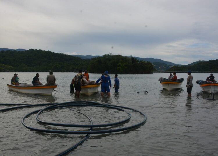 Polri Untuk Masyarakat, Direktorat Polairud Polda Papua, Pasang Pipa Bawa Laut ke Enggros