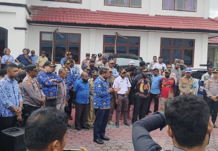 Kedepankan Pendekatan Humanis, Polres Waropen Polda Papua Amankan Aksi Damai Masyarakat Kirihi Walai