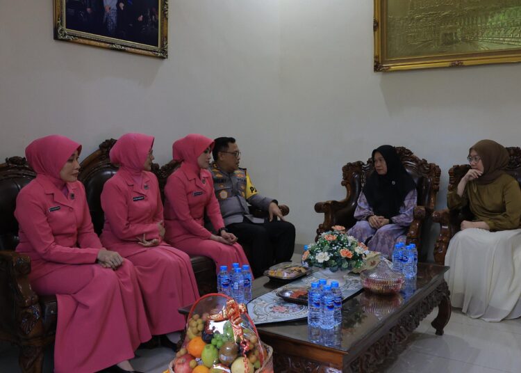 Kapolda Lampung Anjangsana ke Keluarga Briptu Anumerta Ghalib Surya Ganta dalam Rangka Hari Bhayangkara ke-79