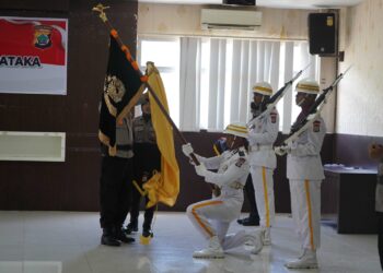 Wakapolda Pimpin Tradisi Upacara Pemuliaan Nilai Luhur Pataka Polda Papua Barat, Sambut Hari Bhayangkara ke-79