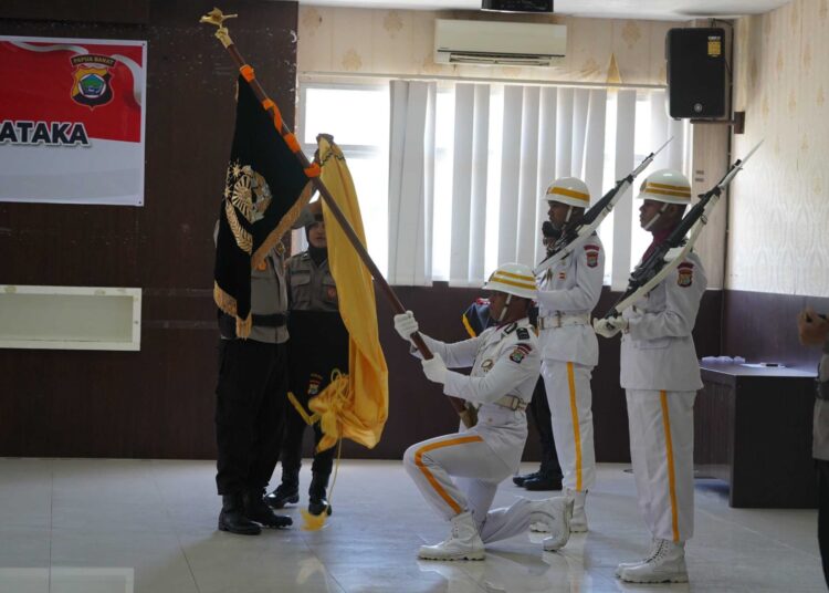 Wakapolda Pimpin Tradisi Upacara Pemuliaan Nilai Luhur Pataka Polda Papua Barat, Sambut Hari Bhayangkara ke-79
