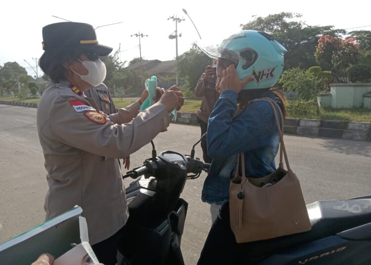 Peduli Dampak Erupsi Gunung Lewotobi, Polsek Alok Bagikan Masker kepada Warga di Sikka